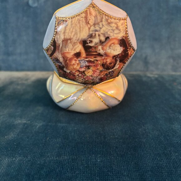 Porcelain Music Box - Picture 3 of 4